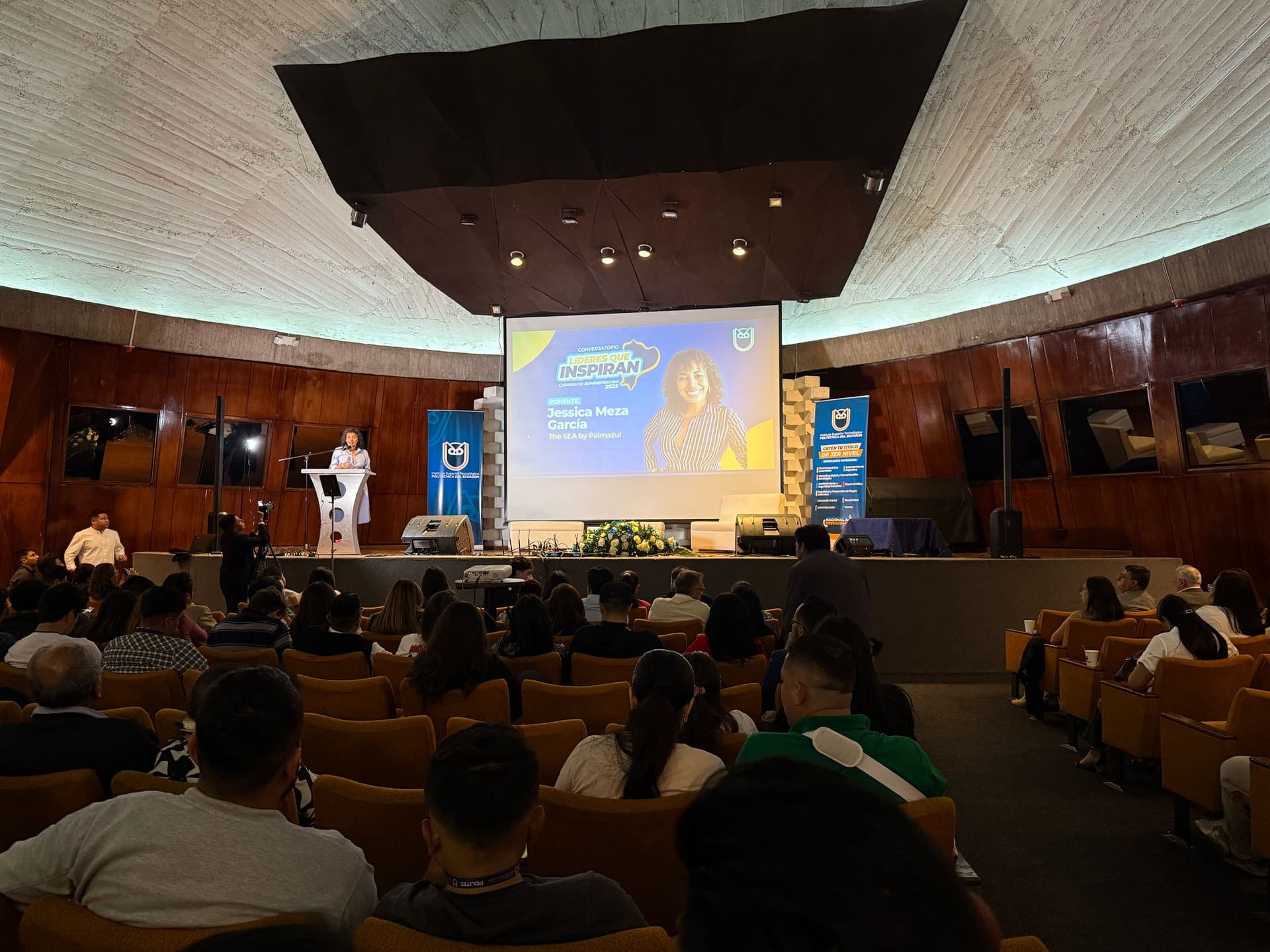 Politécnica del Ecuador — Ceremonia de graduación